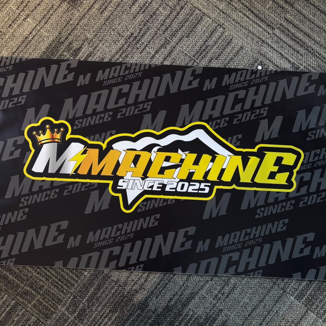 Hasil cetakan banner M Machine berwarna hitam dan kuning
