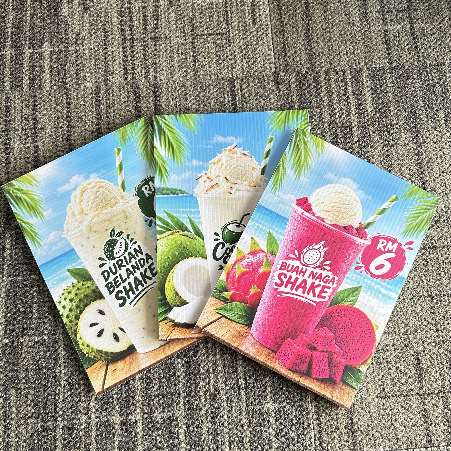 Tiga menu display minuman dengan cetakan berwarna